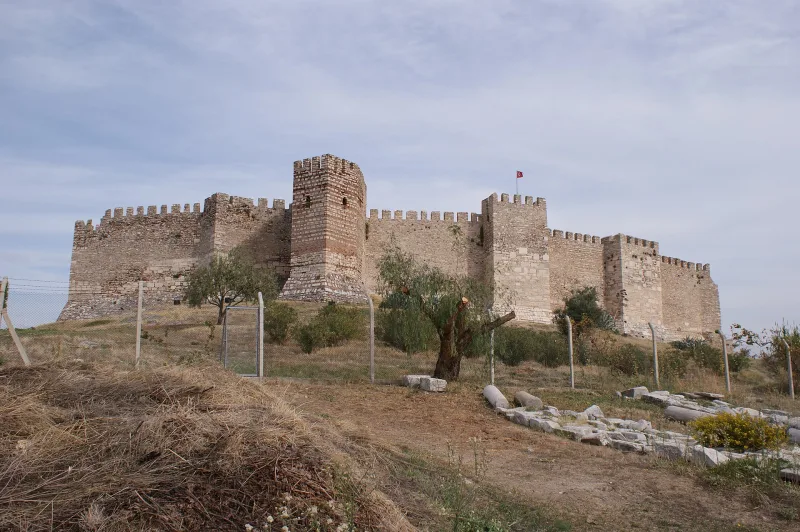 La colline d'Ayasuluk — La basilique Saint-Jean et la forteresse près d'Éphèse